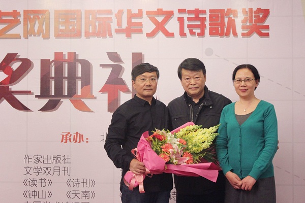 作者(左)与诗评家唐晓渡(中)、华东师范大学出版社社长王焰_看图王.jpg 作者(左)与诗评家唐晓渡(中)、华东师范大学出版社社长王焰_看图王.jpg